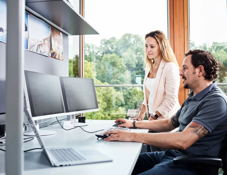 Mitarbeiter am Arbeitsplatz Büro Office Tablet Laptop Abstimmung Mitarbeiter am Arbeitsplatz Büro Office Tablet Laptop Abstimmung