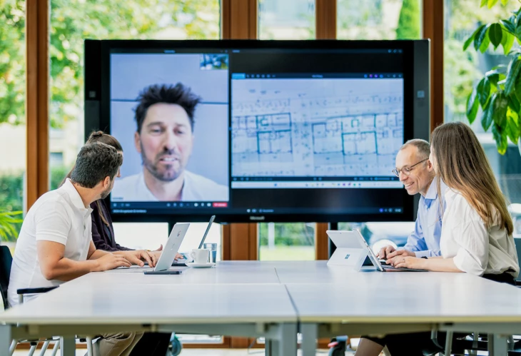 rhomberg-bau-hybridmeeting-videokonferenz-bauplaene