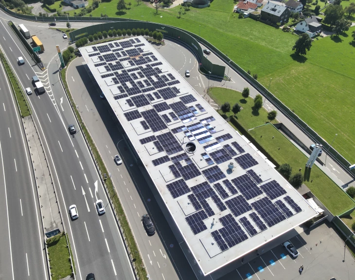 Im Zuge der nachhaltigen Weiterentwicklung wurde 2023 eine Dach-Photovoltaikanlage mit 840 Modulen und einer Gesamtleistung von 360 kWp als Einzelauftrag umgesetzt.