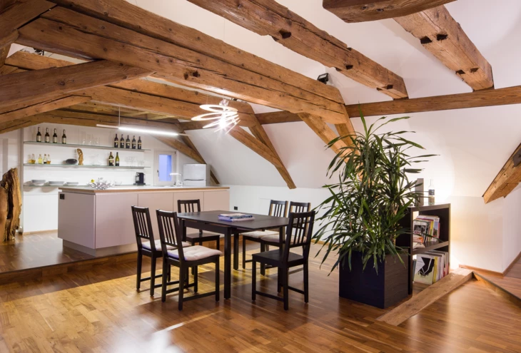 Stadtwohnung Bregenz Generalsanierungen Innenraum aus Holz mit Tisch und Stühlen Stadtwohnung Bregenz Generalsanierungen Innenraum aus Holz mit Tisch und Stühlen