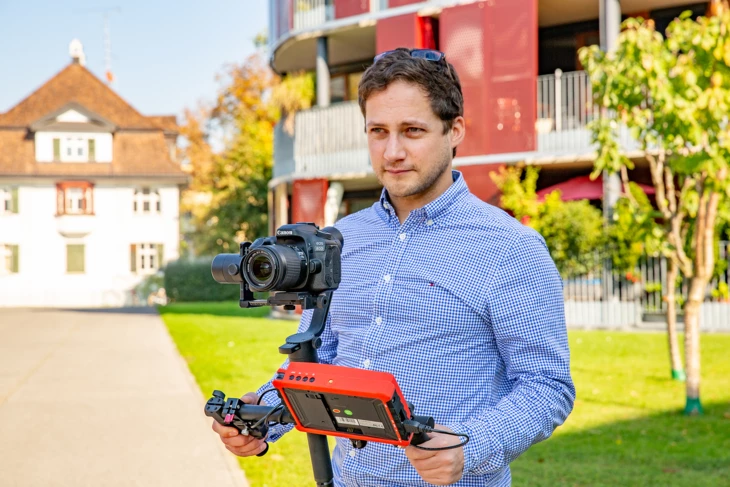 Marcel Milohnic wie er auf einer Baustelle etwas filmt 3 Marcel Milohnic wie er auf einer Baustelle etwas filmt 3