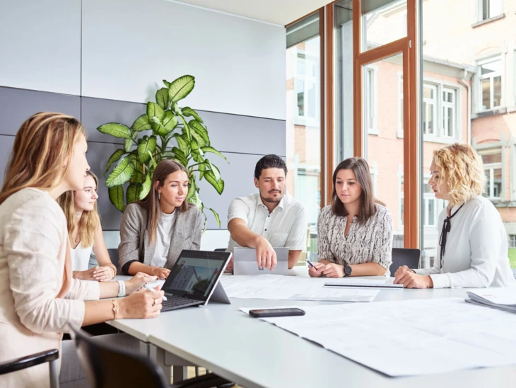 Mitarbeiter am Arbeitsplatz Büro Office Tablet Laptop Besprechung großer Tisch Mitarbeiter am Arbeitsplatz Büro Office Tablet Laptop Besprechung großer Tisch