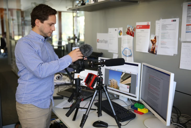 Marcel Milohnic in seinem Büro wie er an einer Kamera Einstellungen vornimmt