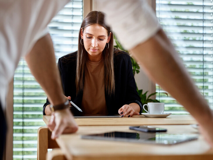 Frau an Tablet Besprechung Büro Frau an Tablet Besprechung Büro