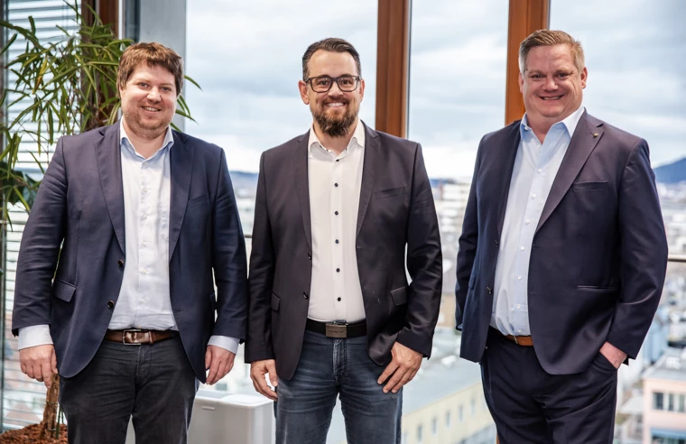 v. l. n. r.: Daniel Leitinger, Geschäftsführer Rhomberg Bau, vplus-Geschäftsführer Bernd Wehinger und OIKOS-Mitgesellschafter Michael Helm bei der Unterschrift des Gesellschaftervertrags für die neue RhOi Beteiligungs GmbH. Bild: Rhomberg Bau