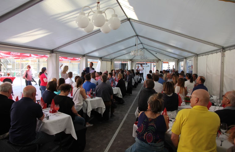 „Volles Haus“ beim Richtfest des Wohnprojekts „Atrium Wohnen“ in Kempten.