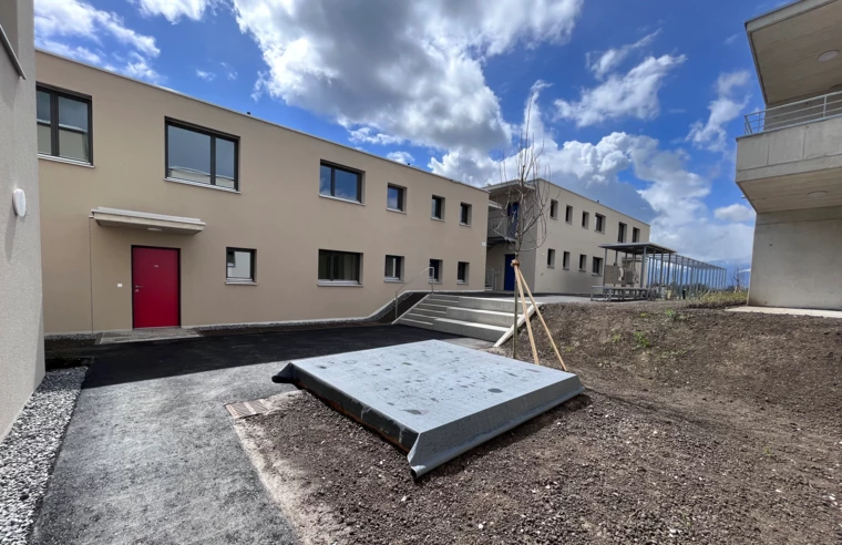 Die neue Wohnanlage von AGW und Rhomberg Bau in Feldkirch-Nofels bietet Platz für 18 Familien.