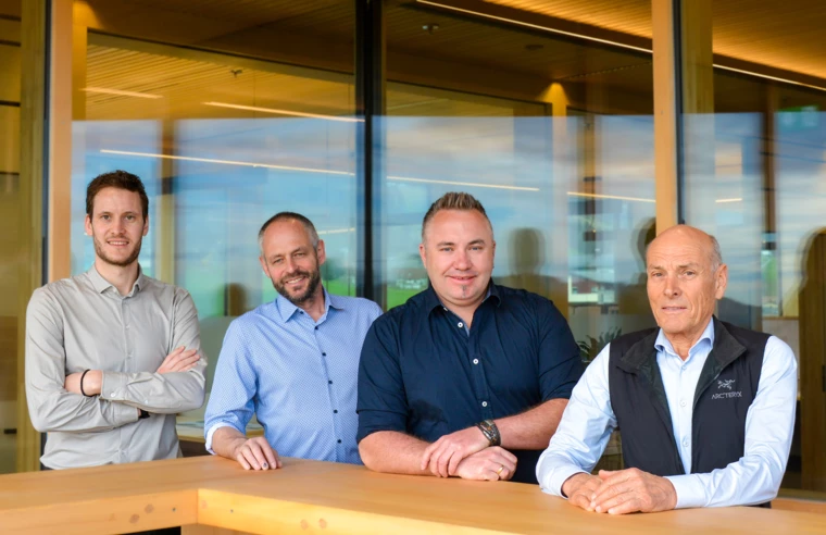 Die neue Geschäftsführung der Sohm HolzBautechnik Kilian Sohm (l.), Andreas Kempf (2. v. l.) und Christian Milz (2. v. r.) mit dem Gründer des Unternehmens, Thomas Sohm (r.). Bildnachweis: Rhomberg Bau Gruppe