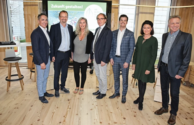 v.l.n.r.: Hubert Rhomberg, Bgm. Rainer Siegele, VN-Klimaschutzprojektleiterin Verena Daum, LR Johannes Rauch, IV-GF Mathias Burtscher, Moderatorin Angelika Böhler, GF Gerhard Günther (vkw innovation hub)