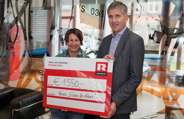 Cheque presentation: We have covered the costs for the tests ourselves. “Geben für Leben“-Chairlady Susanne Marosch with Rhomberg MD Martin Summer.
