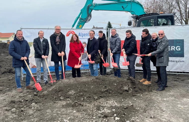 Vertreter von Generalunternehmer Rhomberg Bau, Bauherr Alpenländische Gemeinnützige WohnbauGmbH, Architekturbüro drexelarchitekten und Umsetzungspartnern sowie der Gemeinde Fußach beim offiziellen Spatenstich zur neuen Holz-Wohnanlage an der Bundesstraße. 