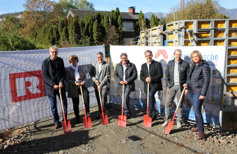 Beim Spatenstich in Feldkirch: Arch. Dipl.-Ing. Reinhard Drexel, Alexandra Schalegg (AH), Vize-Bürgermeister Wolfgang Matt, Ing. Wilhelm Muzyczyn (AH), Ortsvorsteher Peter Stieger, Ing. Christian Jauk (Rhomberg Bau) und Arch. Dipl. Ing. Evelyn Drexel (v. l. n. r.).