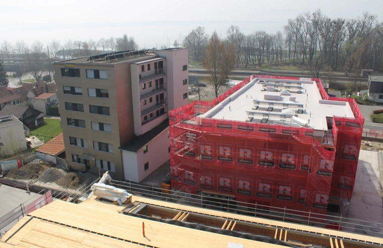 Machen bereits eine gute Figur: Zwei der neu errichteten Baukörper im „Bäumlequartier am See“ von Rhomberg Bau. Im Vordergrund ist das Dach der originalgetreu nachgebauten alten Fabrikhalle zu sehen. Bereits im Herbst wird der zweite und finale Bauabschnitt starten.