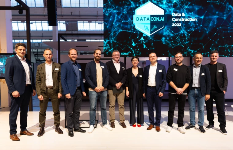 Speaker und Gastgeber der DataCon 2022 im Zumtobel Lichtforum Dornbirn (v.l.): Thomas Ölz (Zumtobel Group), Philipp Dohmen (Amberg Group), Gerhard Höfinger, Marco Xaver Bornschlegl (beide STRABAG), Thomas Pöll (SOLID – Wirtschaft und Technik am Bau), Stephanie Hollenstein (Rhomberg Bau), Uwe Schönfelder (Goldbeck), Brian Ringley (Boston Dynamics), Hubert Rhomberg und Manuel Eugster (beide Rhomberg Bau). Online dabei (nicht am Bild): Sarah Buchner (Trunk Tools) und Jan-Hendrik Goldbeck (Goldbeck).  