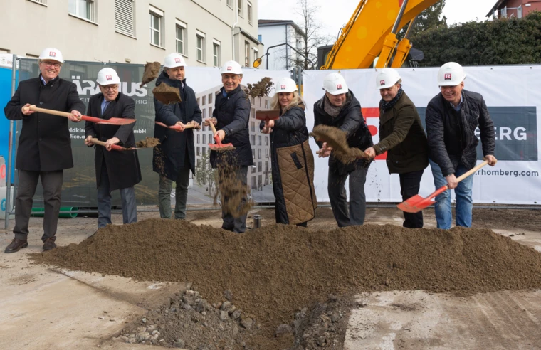 Startschuss für den Premierenbau: Vertreter von Land, Stadt Feldkirch, Bauherr und Generalunternehmen beim offiziellen ersten Spatenstich.