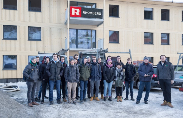 Die Schüler der 3. Klasse der HTL Rankweil besuchten mit ihrem Lehrer Andreas Postner (2. v. r.) die Baustelle vom Rhomberg-Bauleiter und ehemaligen Schüler Alexander Hilbe (ganz rechts) in der Heldenstraße, Feldkirch.