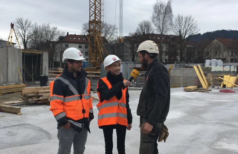 Sara mit unserem Projektleiter und Polier auf der Baustelle.