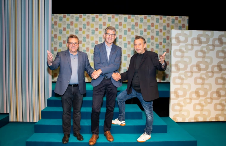 Vorhang auf für die Kulturförderung: Augustin Jagg (links) und Hubert Dragaschnig (rechts) vom Theater Kosmos heißen Geschäftsführer Martin Summer vom Sponsor Rhomberg Bau in ihrer Mitte willkommen.