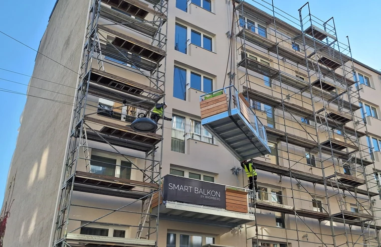 Für das Verheben und Montieren der ersten „Essbar“-Balkone in Wien-Favoriten hat Rhomberg Bau Wien gerade einmal 20 Minuten pro Einheit benötigt.
Bild: Rhomberg Bau Wien