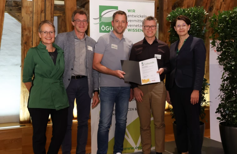 Freuen sich gemeinsam über den ÖGUT-Umweltpreis (v. l. n. r.): ÖGUT-Generalsekretärin Monika Auer, Sponsorenvertreter Stephan Bruck von AQA, Thomas Witsch, Geschäftsfeldleiter Steinbruch, und Stefan Rusch, Geschäftsführer, von Rhomberg Bau, sowie ÖGUT-Vorstandspräsidentin Mag. Andrea Reithmayer. Foto: Katharina Schiffl für ÖGUT