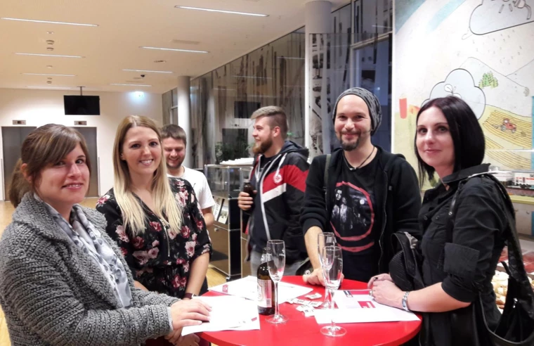 Reges Interesse: zahlreiche Wohnungskäufer der Wohnanlage St. Gebhardstraße bei der Allthings-Präsentation