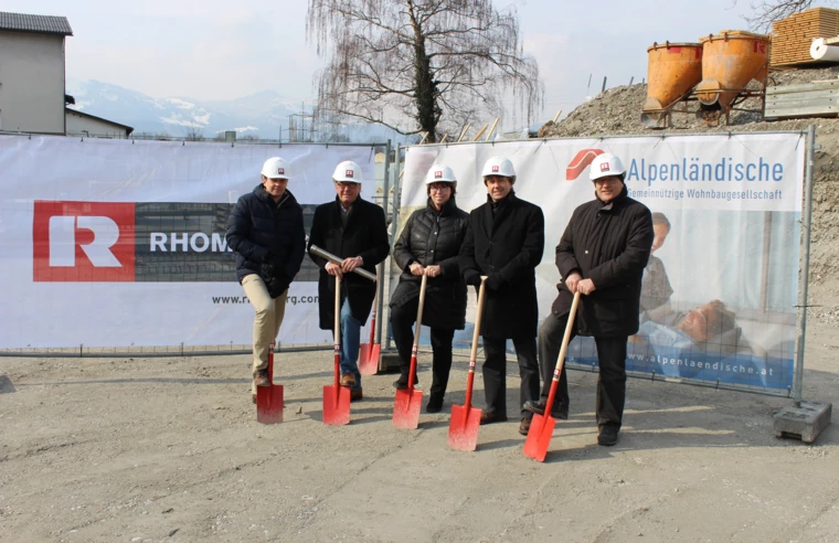 Christian Jauk von Rhomberg Bau, AH-Geschäftsführer Ing. Wilhelm Muzyczyn, Alexandra Schalegg von der Alpenländischen, Bürgermeister Fritz Maierhofer und Bauamtsleiter Hannes Oberhauser (v. l. n. r.) vor dem traditionellen Spatenstich.