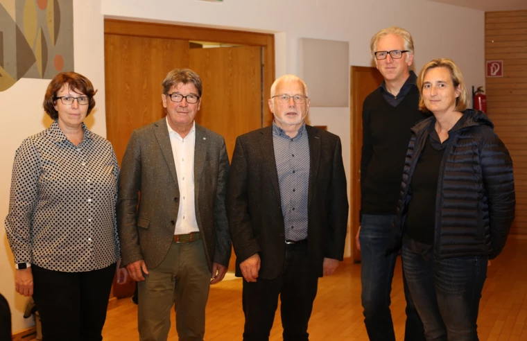 Freuten sich mit den neuen Mietern (v. l. n. r.): Alexandra Schalegg und Ing. Wilhelm Muzyczyn von der Alpenländischen, Bürgermeister Ing. Dietmar Summer sowie die Architekten Reinhard und Eveline Drexel.
Bild: DERFRITZ Grafik und Fotografie e.U. // derfritz.at