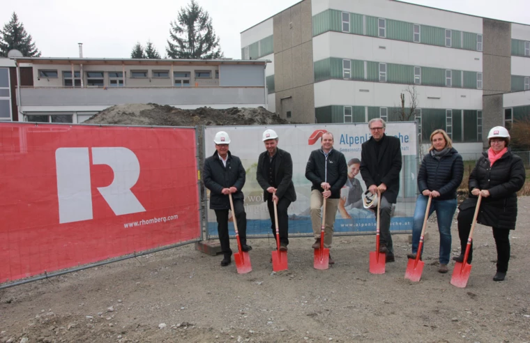 Sorgen gemeinsam für neuen Wohnraum in Lustenau: Ing. Wilhelm Muzyczyn, Geschäftsführer der Alpenländischen Heimstätte, Bürgermeister Kurt Fischer, Christian Jauk von Rhomberg Bau, die Architekten Reinhard und Eveline Drexel sowie Alexandra Schalegg von der Alpenländischen (v. l. n. r.).