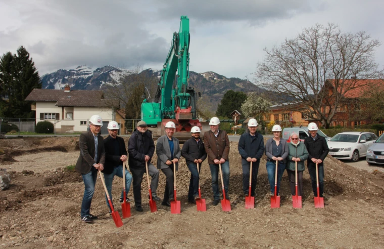 Die Verantwortlichen von Bauherr Wohnbauselbsthilfe, Generalunternehmer Rhomberg Bau, Architekt, Gemeinde und Pfarre gaben gemeinsam den Startschuss für den Bau von 12 gemeinnützigen Wohnungen in Meiningen.