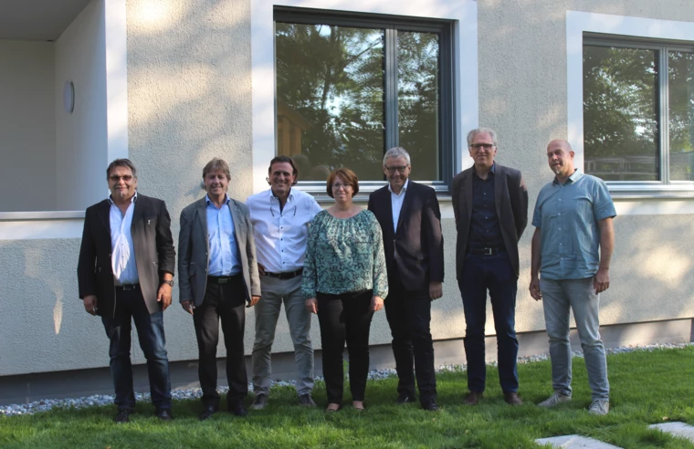 Erwarten die neuen Mieter (v. l. n. r.): Gemeinderat Erich Gisinger, Bürgermeister Fritz Maierhofer, Vizebürgermeister Gerd Hölzl (alle Gemeinde Koblach), AH Prokuristin Alexandra Schalegg, Landesstatthalter Mag. Karlheinz Rüdisser, Architekt DI Reinhard Drexel und Rhomberg Bau Projektleiter DI Bernd Raica.