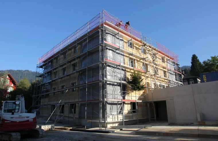 Vergangene Woche wurde im Wohnquartier Schwarzen, Alberschwende, bei Haus C die Dachgleiche gefeiert. Auch in den anderen drei Gebäudekörpern der modernen Wohnanlage geht es planmäßig voran.