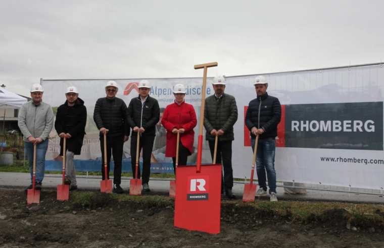 Gemeinsam für ein kleines, feines Bauprojekt in Mäder (v. l. n. r.): Peter Haimerl (Rhomberg Bau), Georg Lora und Markus Dorner (Dorner\Matt), Christian Jauk (Rhomberg Bau), Alexandra Schalegg (Alpenländische), Bürgermeister Rainer Siegele und Markus Allgäuer (Alpenländische).
