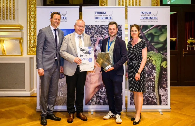 Gruppenbild mit Preis (v. l. n. r): Johann Eder, Vorstandsvorsitzender Forum Rohstoffe, Thomas Spörker, Bundesministerium für Finanzen, Lukas Fleisch, Geschäftsfeldleiter Rhomberg Bau GmbH, Petra Gradischnig, Geschäftsführerin Forum Rohstoffe, Bildnachweis: © Forum Rohstoffe / Marko Kovic