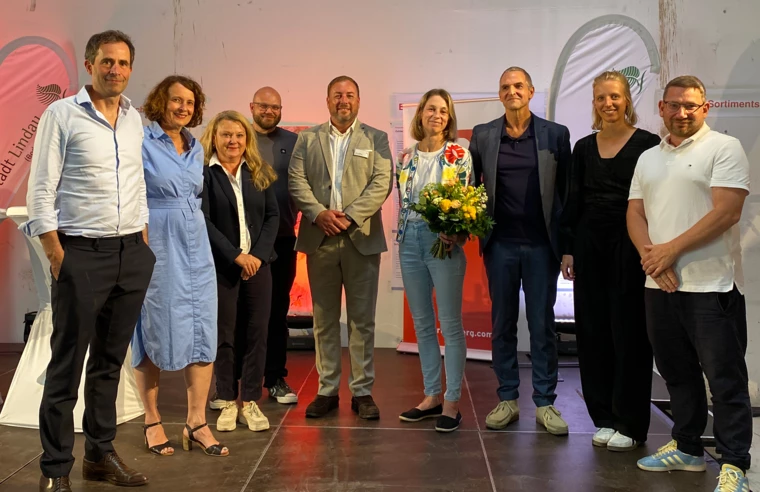 Rhomberg Bau-Projektleiter Manuel Weiner (Mitte), Lindaus Stadtbaumeister Kay Koschka (links daneben) sowie die Juryvorsitzende Prof. Lydia Haack (3. v. l.) mit den drei Gewinnerteams des Architektenwettbewerbs zur Weiterentwicklung des Zechwald-Areals. Foto: Rhomberg Bau