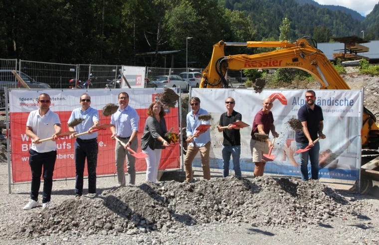 Läuteten gemeinsam den Baustart ein (v. l. n. r.): Markus Allgäuer (AH), Christian Jauk (Rhomberg Bau), Bürgermeister Florian Küng, Alexandra Schalegg (AH), die Architekten Wolfgang Schmieder und Gerd Fischer, Dietmar Schuchter (Bau KG) und Raphael Peter (Rhomberg Bau).