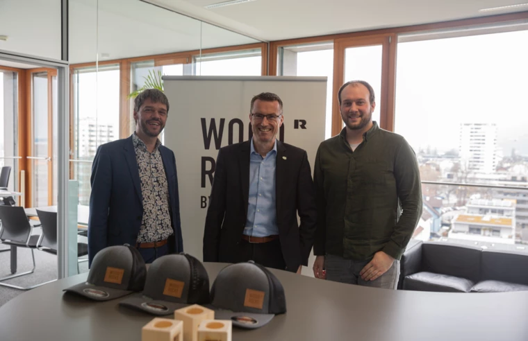 Schaffen zukünftig gemeinsam modernen Wohnbau, für die Menschen und zu fairen Preisen: Die beiden WoodRocks-Geschäftsführer Joachim Nägele (l.) und Alexander Hilbe (r.) mit Marcus Witzke, CEO Hoffnungsträger Stiftung, in ihrer Mitte.