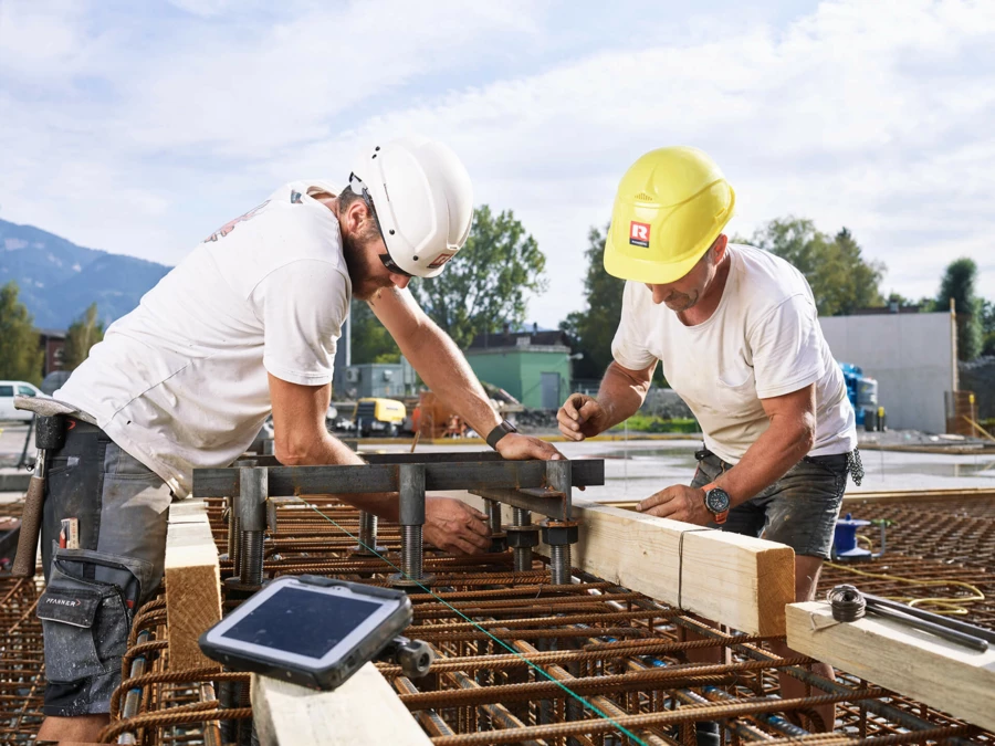 Polier und Arbeiter Baustelle Helm Laser Tablet