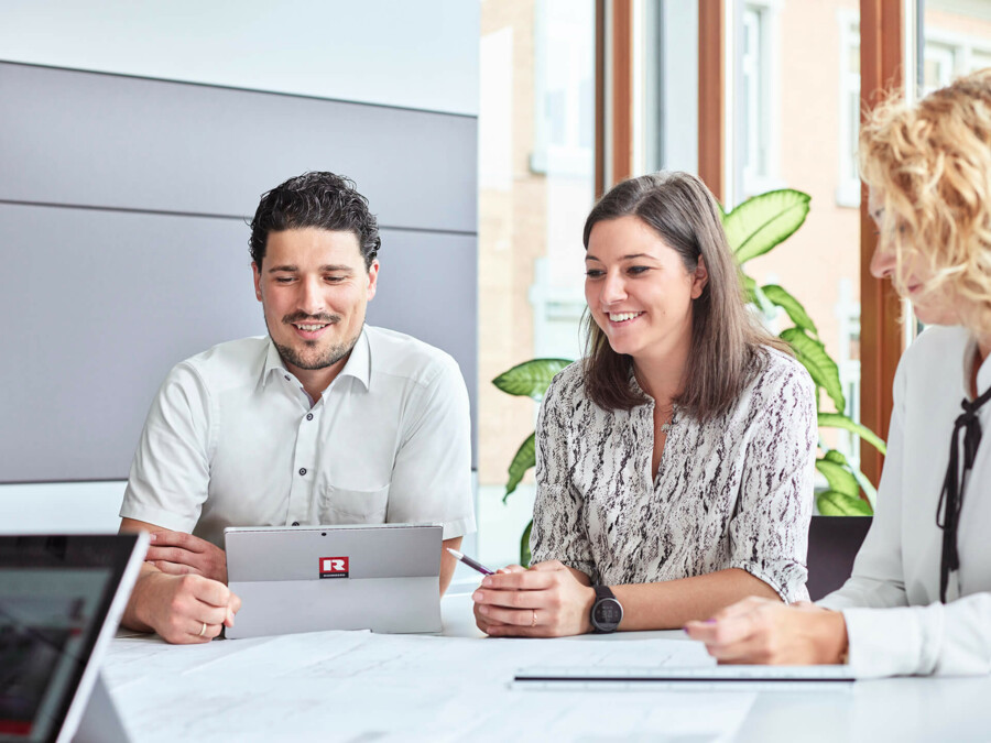 Mitarbeiter am Arbeitsplatz Besprechung großer Tisch Mitarbeiter am Arbeitsplatz Besprechung großer Tisch