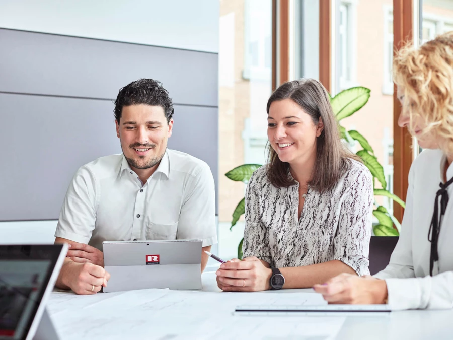 Mitarbeiter am Arbeitsplatz Besprechung großer Tisch