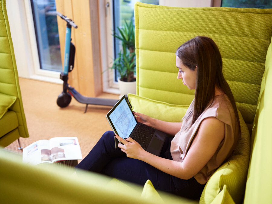 Frau mit Laptop am arbeiten auf Sofa Startup Roller
