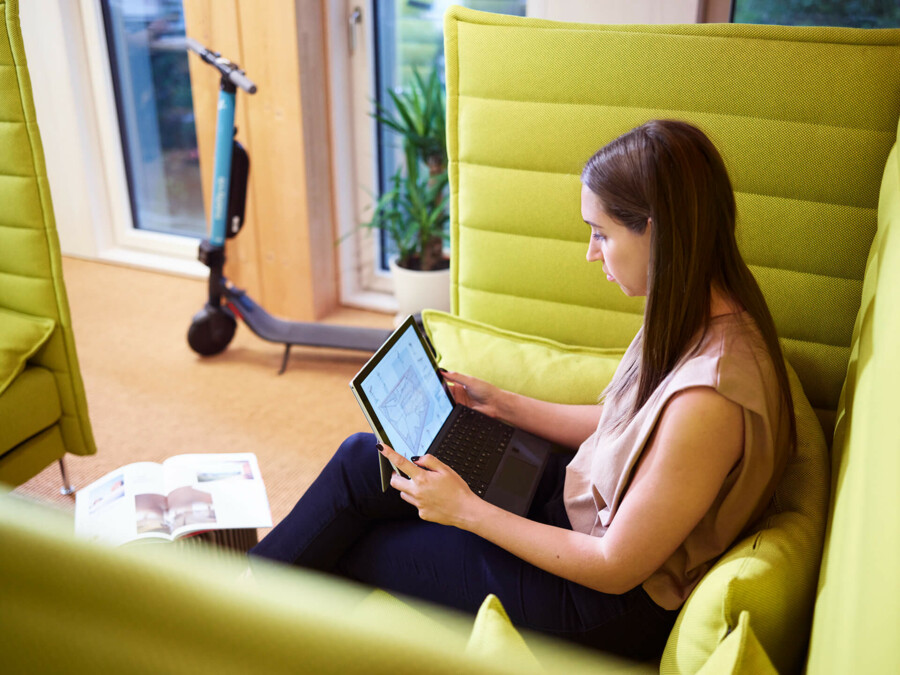 Frau mit Laptop am arbeiten auf Sofa Startup Roller Frau mit Laptop am arbeiten auf Sofa Startup Roller