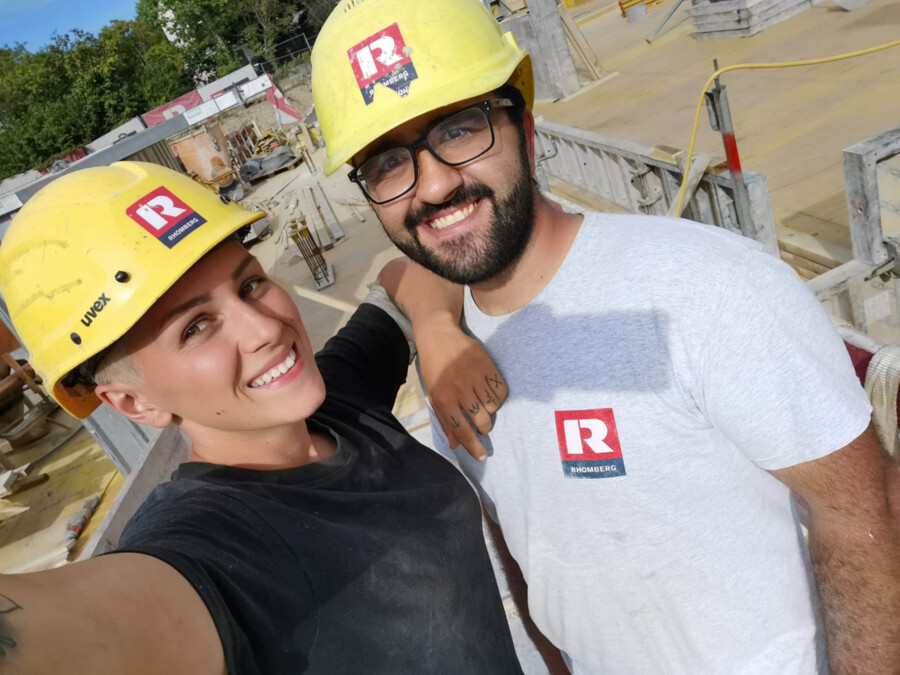 "Born to have fun" Mitglieder Selfie auf einer Baustelle