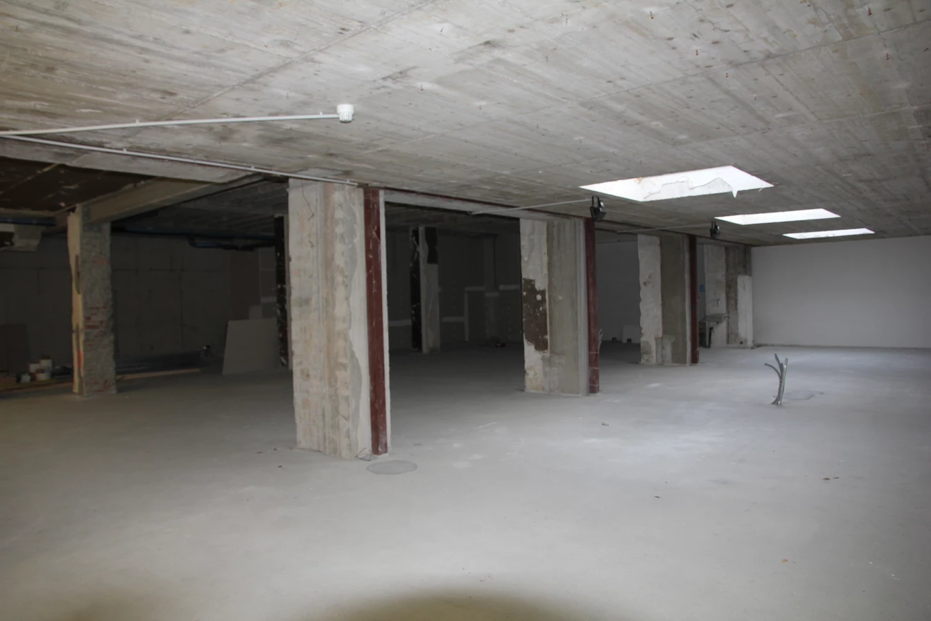 Bahnhofstraße Leere Halle mit Säulen und Dachfenstern 3 Bahnhofstraße Leere Halle mit Säulen und Dachfenstern 3
