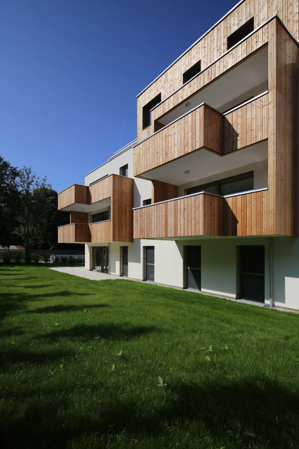 TROY_ALTM (2) Aussenansicht mit Balkons, Wiese und blauem Himmel TROY_ALTM (2) Aussenansicht mit Balkons, Wiese und blauem Himmel