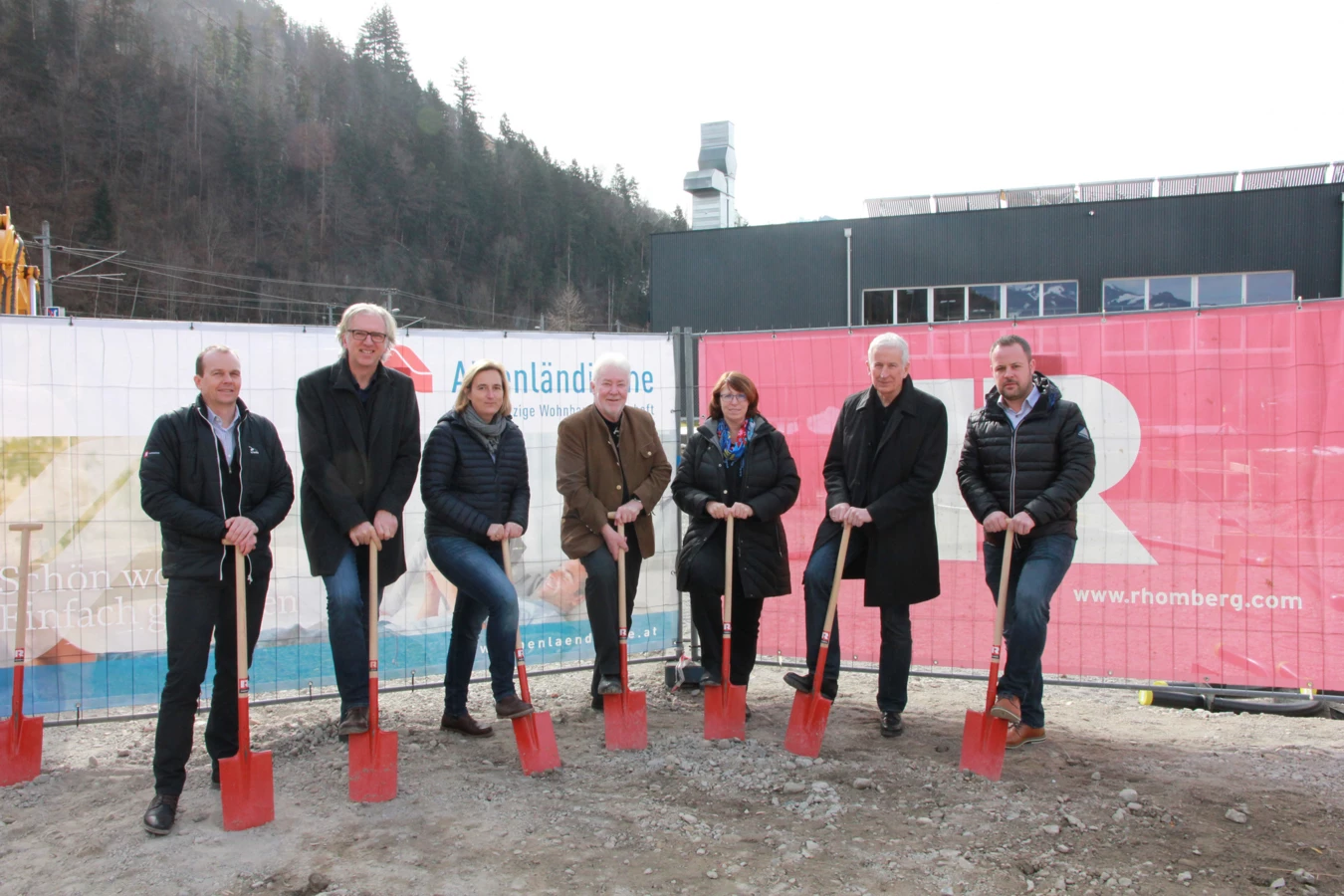 Feierten gemeinsam den Spatenstich für ihre neue Wohnanlage in Feldkirch-Altenstadt: Christian Jauk von Rhomberg Bau, die Architekten Reinhard und Eveline Drexel, Ortsvorsteher Josef Mähr, AH-Geschäftsstellenleiterin Alexandra Schalegg, Bürgermeister Wilfried Berchtold und Markus Allgäuer von der Alpenländischen (v. l. n. r.).