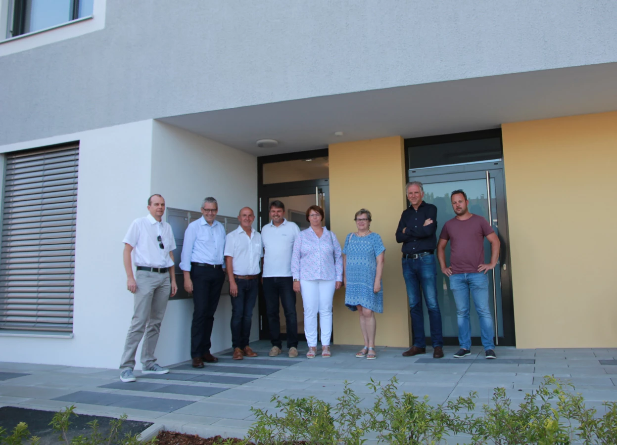 Gruppenbild mit Landesstatthalter: Mag. Karlheinz Rüdisser (2. V. l.) ließ es sich nicht nehmen, den neuesten Beitrag der Alpenländischen Heimstätte und Rhomberg Bau zum leistbaren Wohnen in Vorarlberg persönlich zu besuchen.