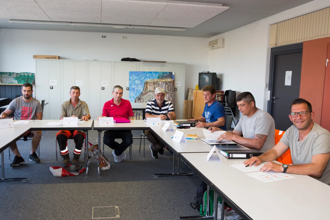 Für ein besseres Verständnis und Miteinander am Arbeitsplatz pauken derzeit 18 gewerbliche Mitarbeiter der Rhomberg Bau drei Monate lang die deutsche Grammatik. Für ein besseres Verständnis und Miteinander am Arbeitsplatz pauken derzeit 18 gewerbliche Mitarbeiter der Rhomberg Bau drei Monate lang die deutsche Grammatik.