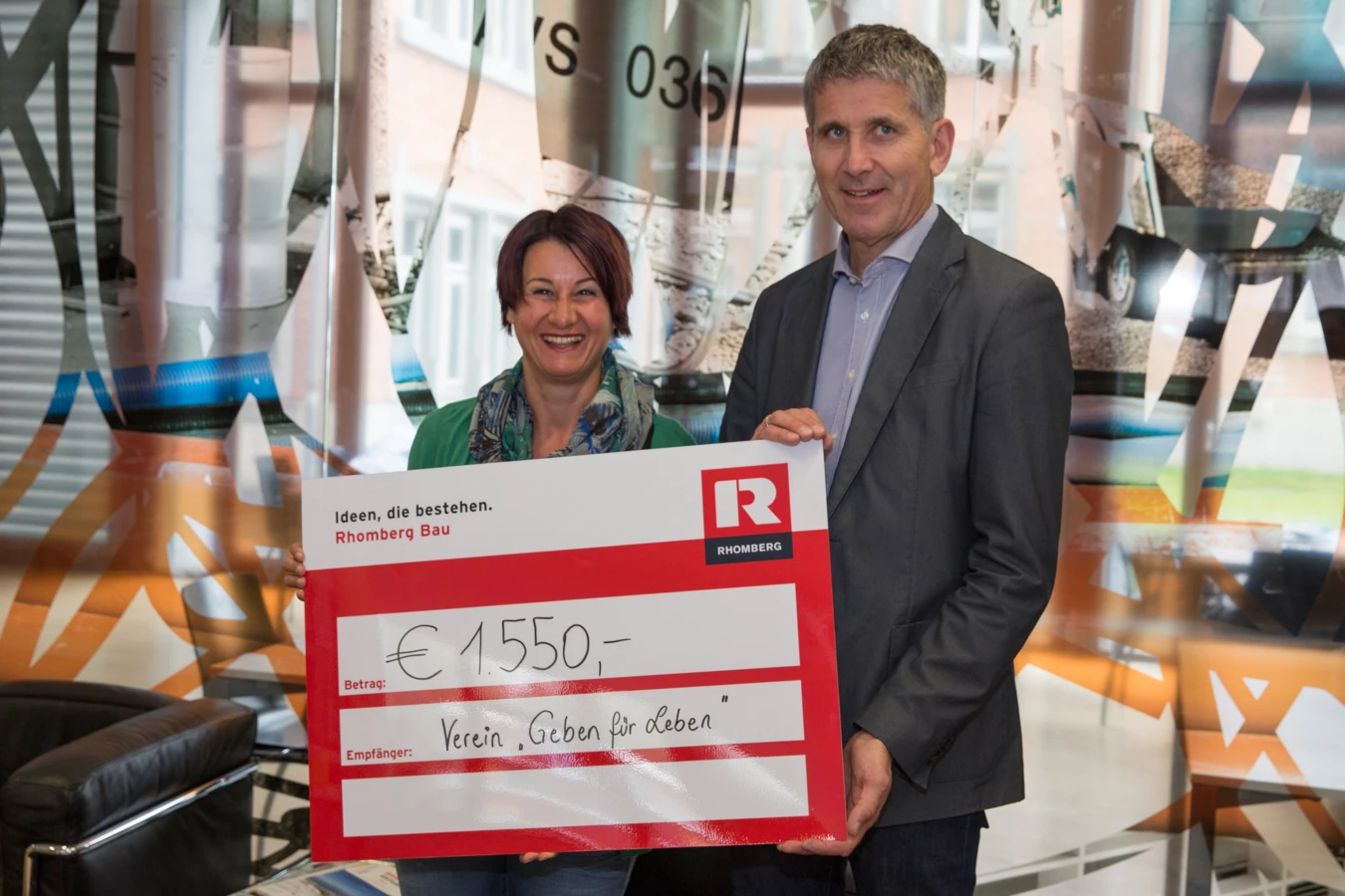 Scheckübergabe von Geschäftsführer Martin Summer an Susanne Marosch Scheckübergabe von Geschäftsführer Martin Summer an Susanne Marosch