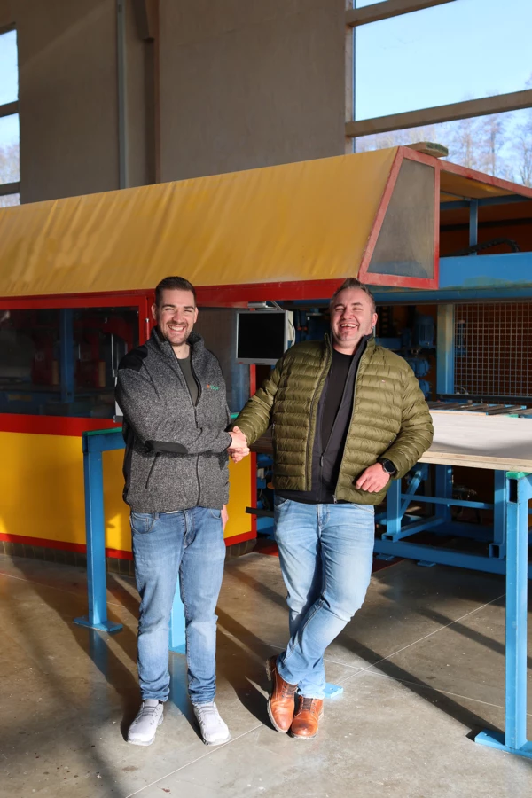 Freuen sich sichtlich über die zukünftig noch engere Zusammenarbeit: Tim Garschke (l.) und Christian Milz (r.), jetzt beide von Sohm Holzbau. Bild: Sohm Holzbau