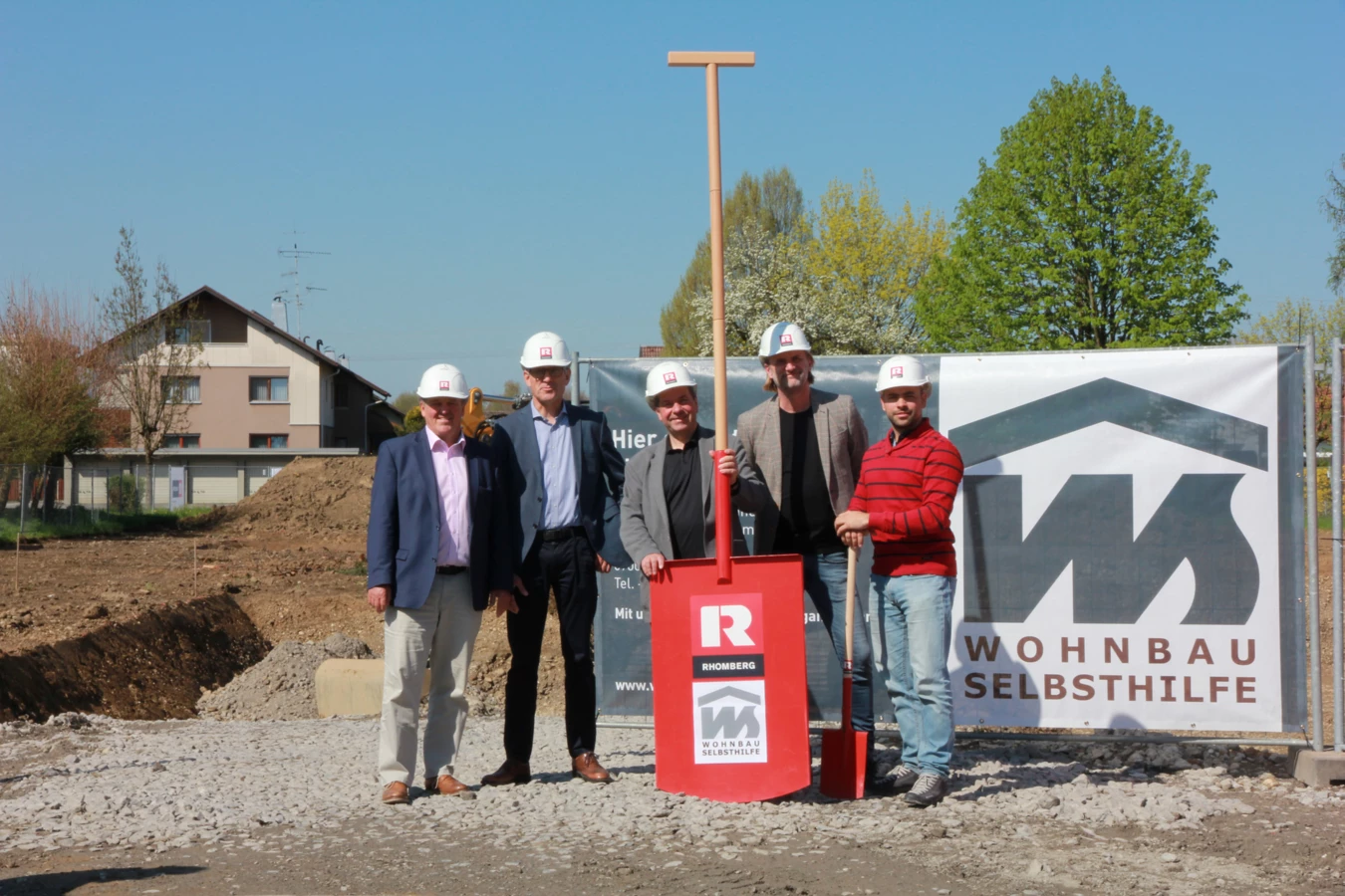 Haben Großes vor: Bürgermeister Christian Natter, Martin Summer, Geschäftsführer Rhomberg Bau, Erich Mayer, Geschäftsführer der Wohnbauselbsthilfe und die Architekten Claus Schnetzer und Victor Rivera-Gonzalez beim Spatenstich für das prestigeträchtige Innovations-Bauprojekt in der Wolfurter Lerchenstraße.